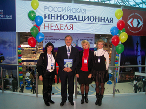 Организаторы и участники экспозиции университета на открытии форума (слева направо): М. Сухорукова, директор межвузовского инкубатора QD; <a href=