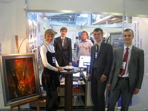 У экспозиции университета (слева направо): Е. Михайленко, программист информационного отдела; А. Грибовский, аспирант кафедры <a href=